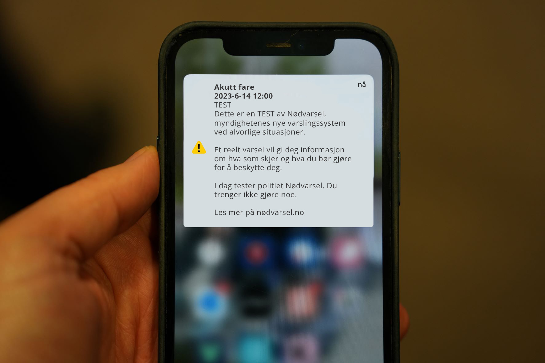 Bilde av en mobiltelefon med n&oslash;dvarsel