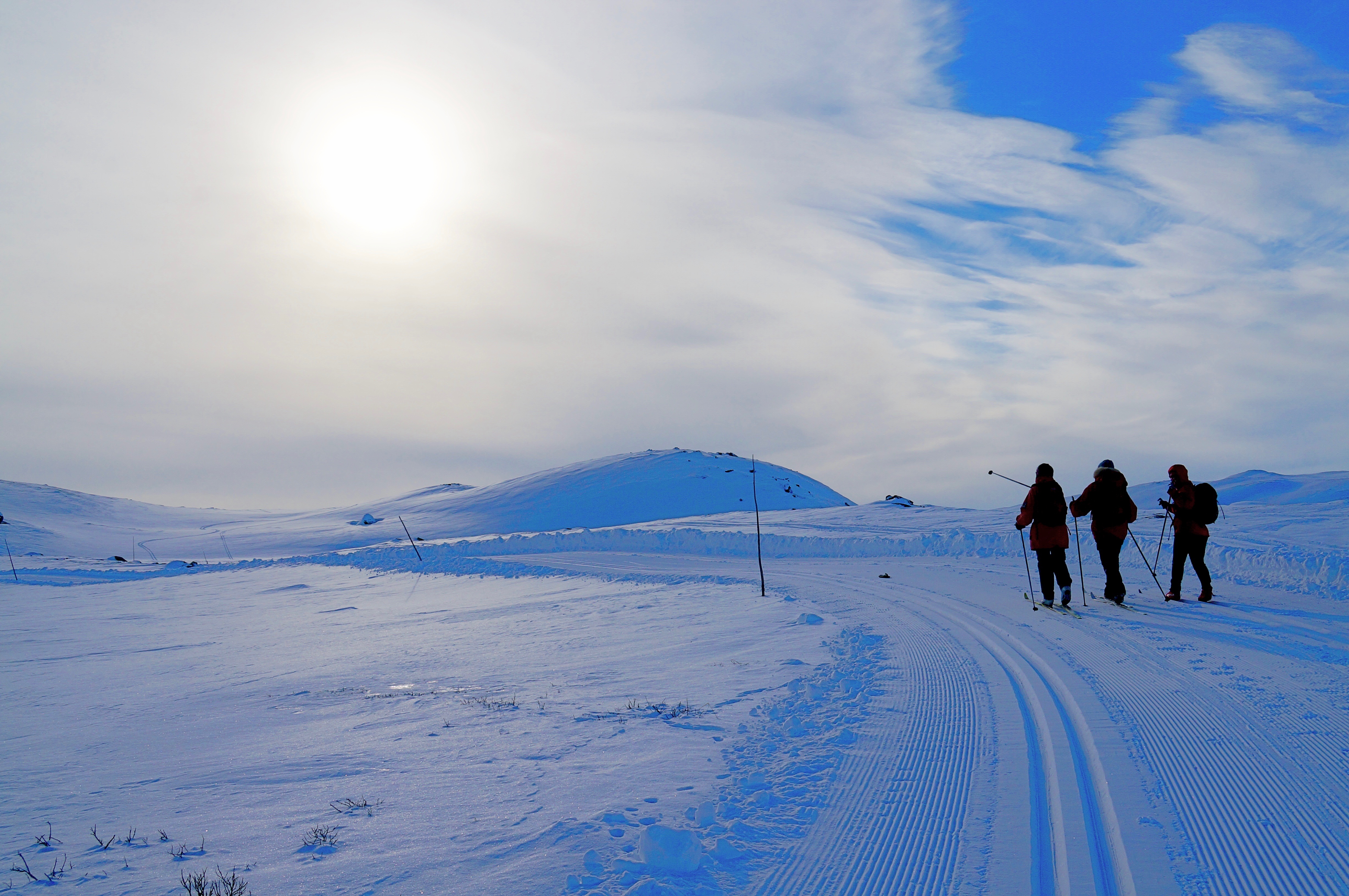Bilde av tre personer p&aring; skitur