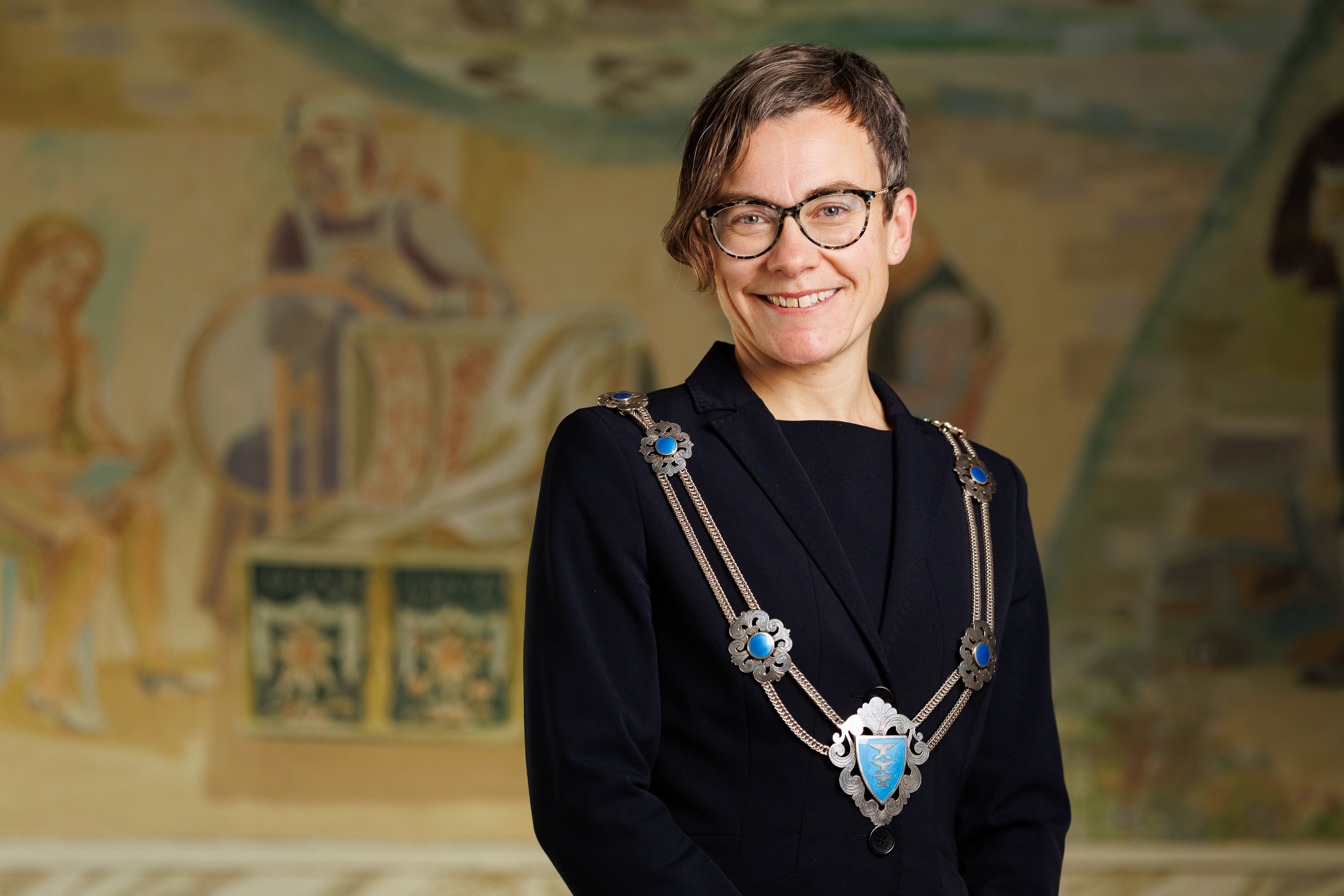Portrett av Ordfører Sigrid Simensen Ilsøy  i tingsalen i Hol kommunehus